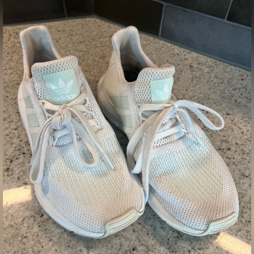Ladies Adidas Shoes Size 6 - Picture 2 of 11